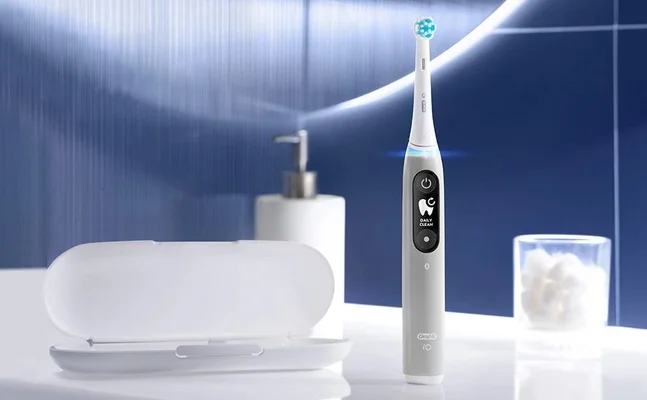 Oral-B iO toothbrush displaying